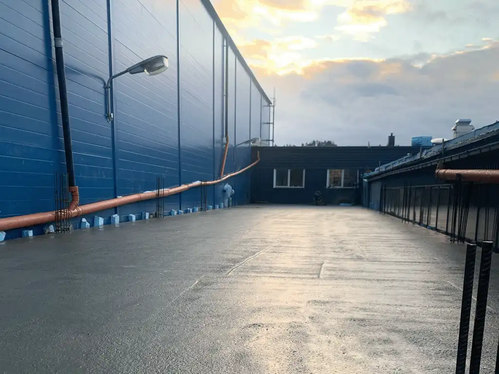 Vacker slät betongfunkcmentzalée andra våningen i fabriken i Täby, Stockholm
Vacker slät betongfunkcmentzalée andra våningen i fabriken i Täby, Stockholm
