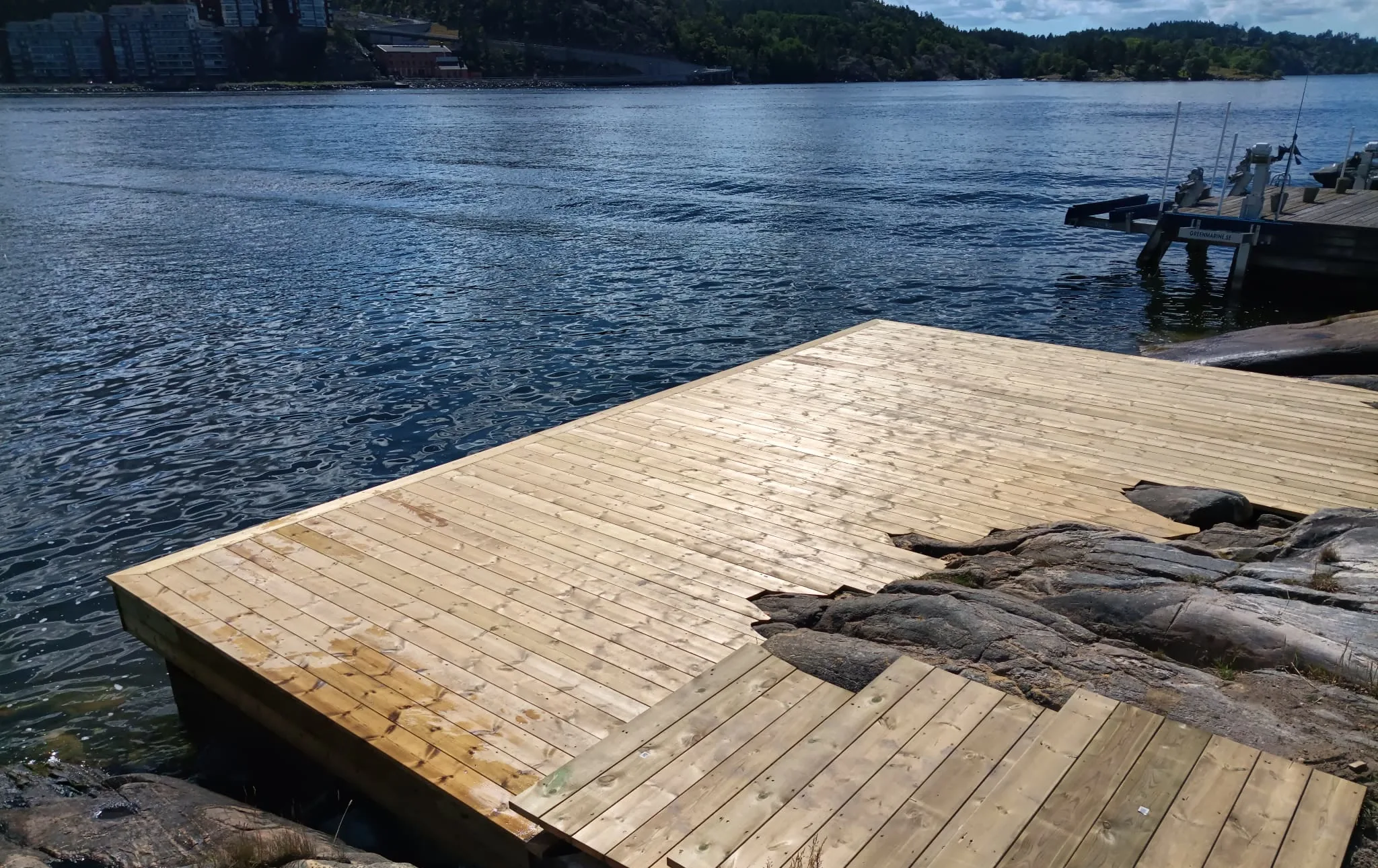 Stenkista brygga på Lidingö i Stockholms skärgård Stenkista brygga på Lidingö i Stockholms skärgård