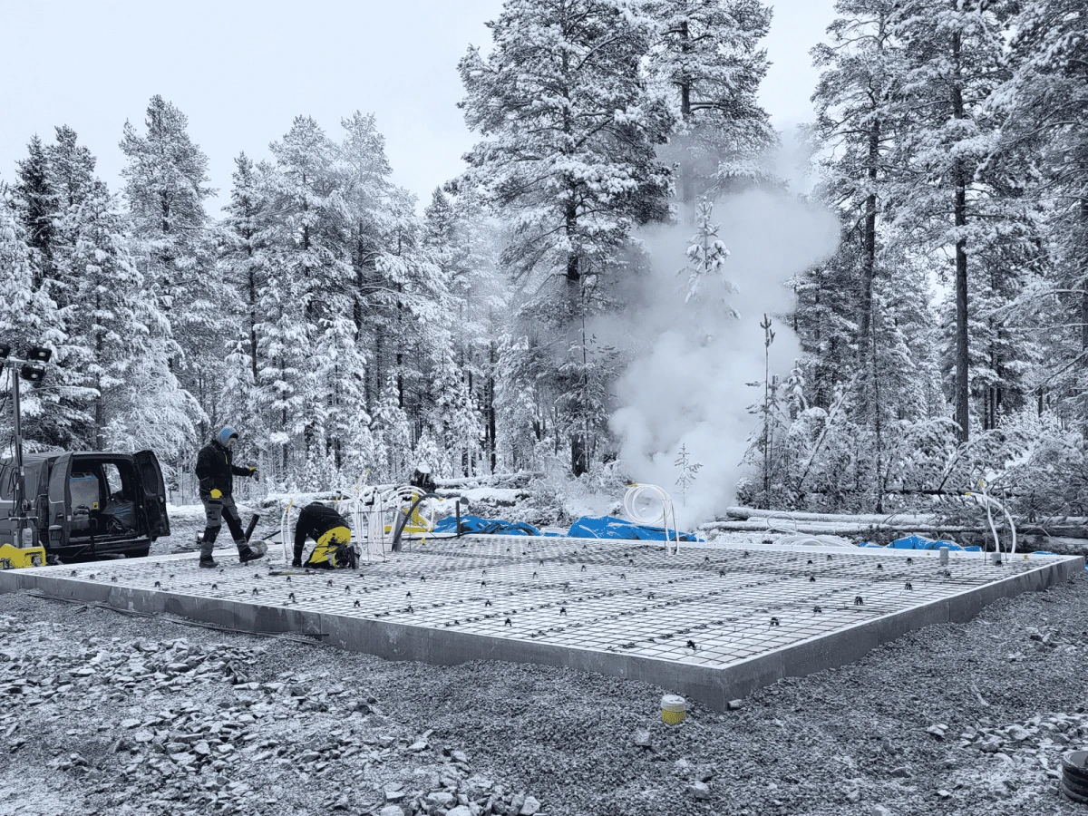 Bilden visar ett arbetsmoment vid gjutningen av en platta på mark med vattenburen golvvärme för ett hus på 150 m² i Täby. Arbetet utfördes under vintern i sträng kyla – för att kunna lägga ut golvvärmerören behövde vi använda ånga så att rören inte sprack. Dagen efter göts plattan med betong från Betongindustri, förstärkt med tillsatsmedel som påskyndar härdningen. Resultatet blev perfekt! Bilden visar ett arbetsmoment vid gjutningen av en platta på mark med vattenburen golvvärme för ett hus på 150 m² i Täby. Arbetet utfördes under vintern i sträng kyla – för att kunna lägga ut golvvärmerören behövde vi använda ånga så att rören inte sprack. Dagen efter göts plattan med betong från Betongindustri, förstärkt med tillsatsmedel som påskyndar härdningen. Resultatet blev perfekt!