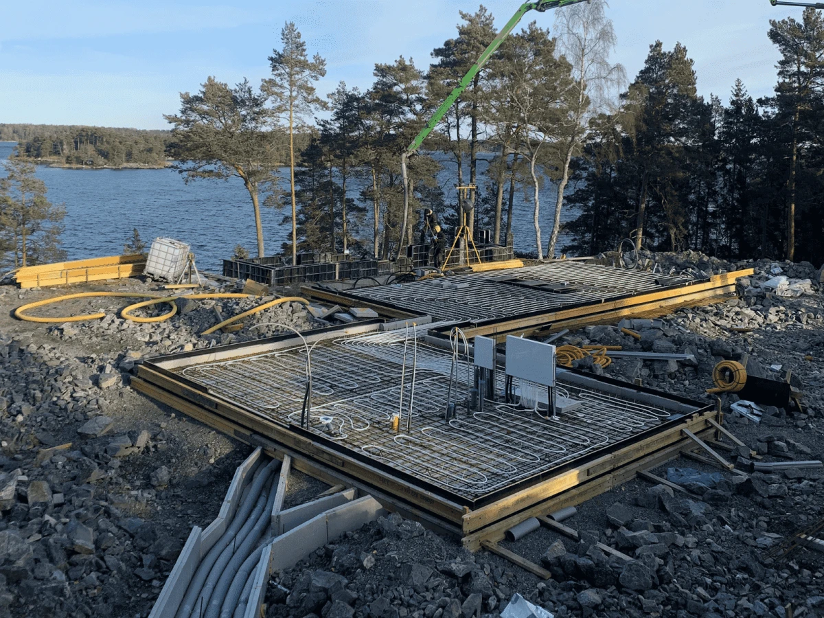 Vi utförde ett enormt och mycket komplext markarbete – sprängning av över 1 100 m² berg till ett djup på cirka 3 meter för att möjliggöra byggnationen av en ny, exklusiv semestervilla på Djurö. Under projektets gång skapade vi även en oplanerad källare: ett teknikutrymme med överströmningstank för en infinity-pool.
De avancerade markarbetena, tillsammans med produktionen av flera fristående och uppvärmda plattor på mark samt installation av alla anslutningar och tekniska system, var en omfattande utmaning. Utöver detta ledde vi hela byggnationen vidare – ända fram till nyckelfärdigt hus.
Detta projekt är ett av de mest intressanta och krävande vi någonsin har genomfört, och det kommer för alltid att ha en särskild plats i våra hjärtan. Vi utförde ett enormt och mycket komplext markarbete – sprängning av över 1 100 m² berg till ett djup på cirka 3 meter för att möjliggöra byggnationen av en ny, exklusiv semestervilla på Djurö. Under projektets gång skapade vi även en oplanerad källare: ett teknikutrymme med överströmningstank för en infinity-pool.
De avancerade markarbetena, tillsammans med produktionen av flera fristående och uppvärmda plattor på mark samt installation av alla anslutningar och tekniska system, var en omfattande utmaning. Utöver detta ledde vi hela byggnationen vidare – ända fram till nyckelfärdigt hus.
Detta projekt är ett av de mest intressanta och krävande vi någonsin har genomfört, och det kommer för alltid att ha en särskild plats i våra hjärtan.