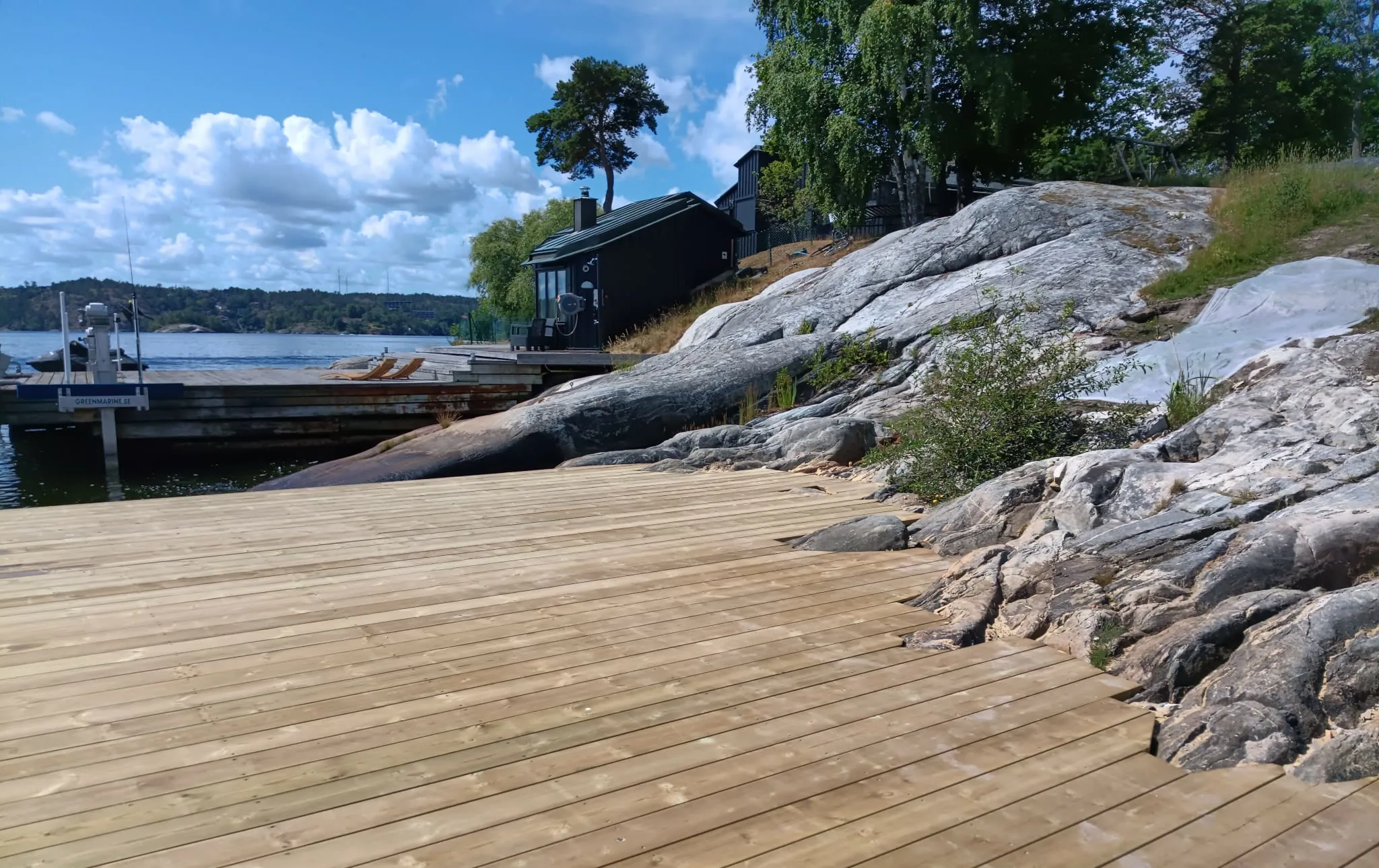 Brygga vid strand på Lidingö, Stockholms skärgård Brygga vid strand på Lidingö, Stockholms skärgård