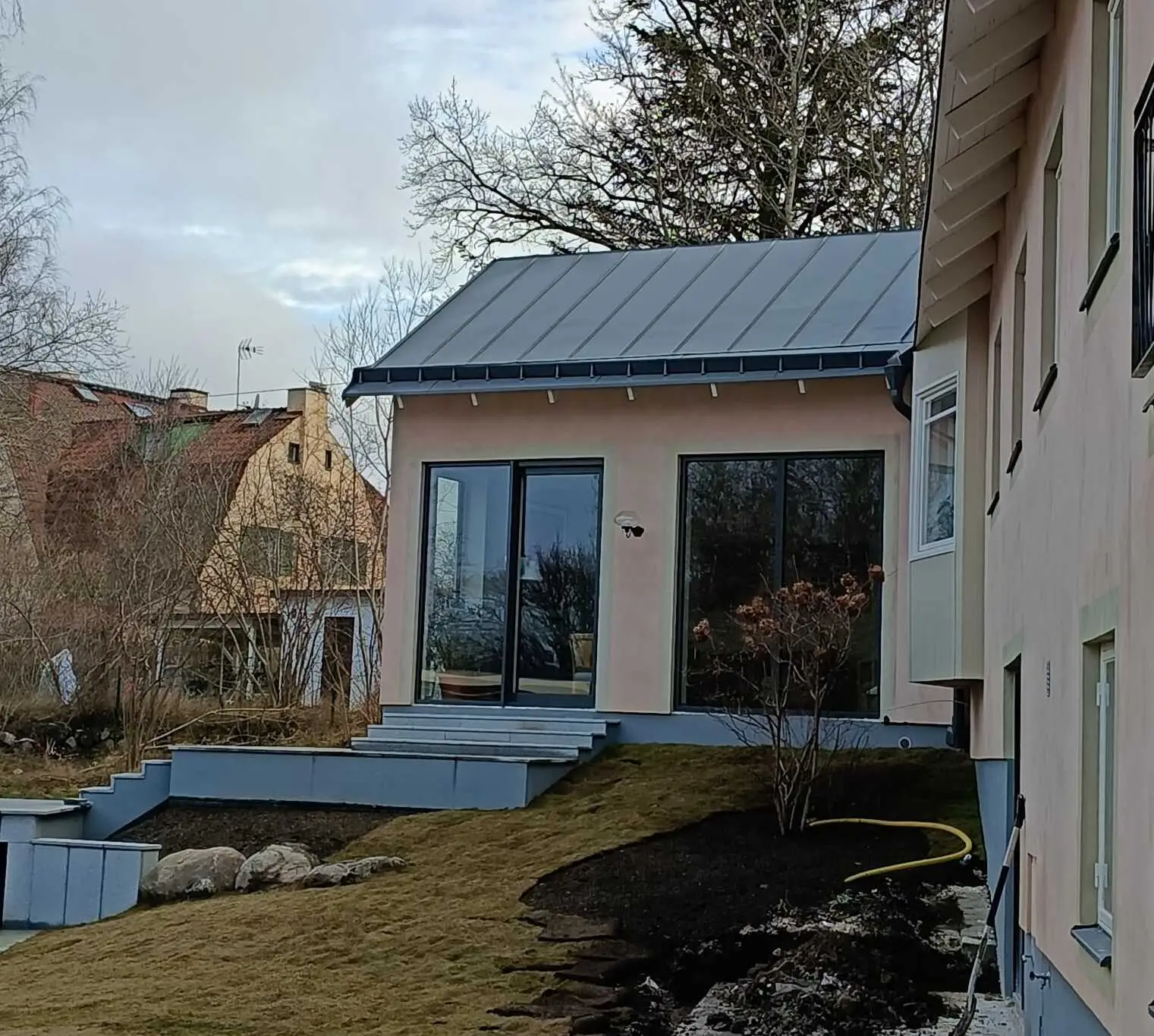 Plåtslagare i Stockholm – Hantverk och kvalitet i Djursholm
På bilden ser du ett nyligen renoverat tak i Djursholm, helt täckt med plåt och noggrant utfört av våra skickliga plåtslagare i Stockholm. Varje detalj är anpassad för att säkerställa både hållbarhet och estetik, vilket gör taket både funktionellt och vackert.
Letar du efter professionella plåtslagare i Stockholm för ditt takprojekt? Kontakta oss för en kostnadsfri inspektion! Plåtslagare i Stockholm – Hantverk och kvalitet i Djursholm
På bilden ser du ett nyligen renoverat tak i Djursholm, helt täckt med plåt och noggrant utfört av våra skickliga plåtslagare i Stockholm. Varje detalj är anpassad för att säkerställa både hållbarhet och estetik, vilket gör taket både funktionellt och vackert.
Letar du efter professionella plåtslagare i Stockholm för ditt takprojekt? Kontakta oss för en kostnadsfri inspektion!