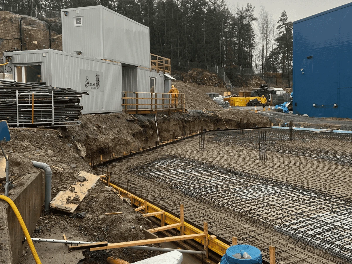 Bilden visar schaktning och isolering av grunden i Dustcontrol-projektet. Här förbereder vi marken och lägger grundisolering inför armering och gjutning av den stora industriplattan. Bilden visar schaktning och isolering av grunden i Dustcontrol-projektet. Här förbereder vi marken och lägger grundisolering inför armering och gjutning av den stora industriplattan.